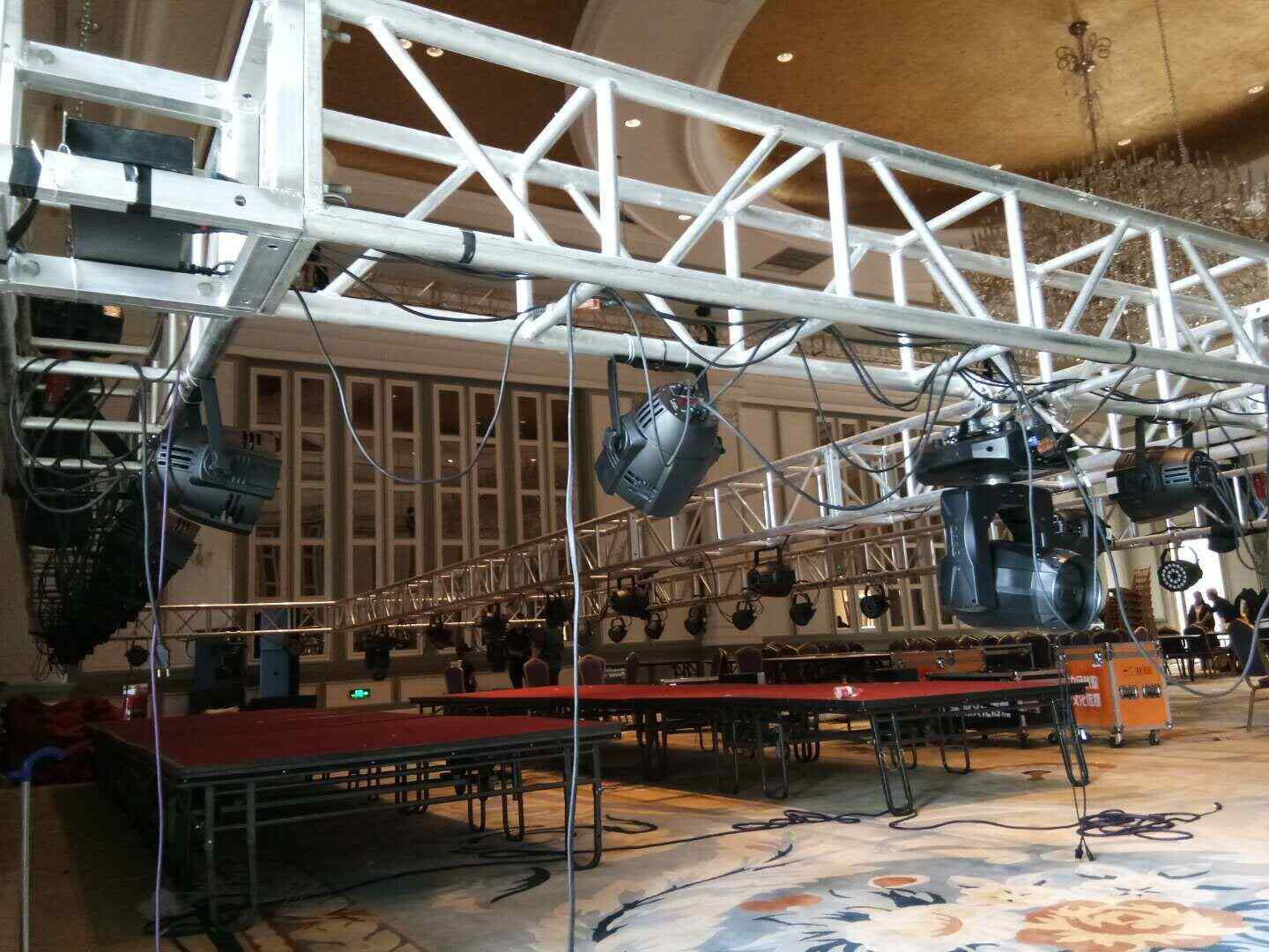 Regularly maintain the circuit of the stage electric hoist